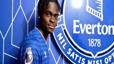 马竞展现赛车海报：塞洛特领衔对抗巴萨